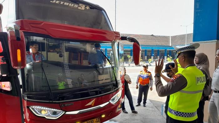 RAMP CHECK - Suasana gelaran ramp check dan pengecekan kesehatan gratis bagi awak bus di Terminal Ir Soekarno Kabupaten Klaten, Kamis (18/12/2025).