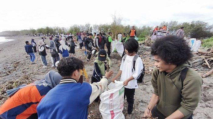 Ribuan Pemuda Se-DIY Ramai-ramai Bersihkan Pantai Trisik Kulon Progo dari Sampah