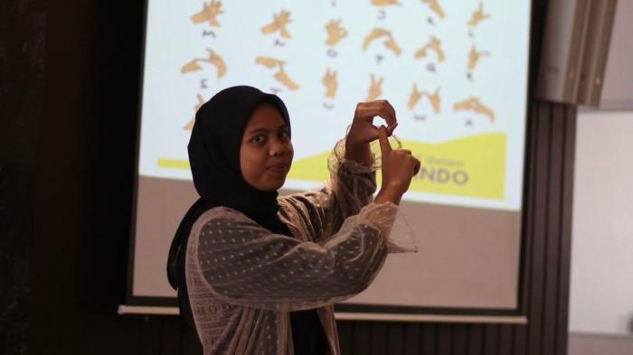Rindi atlet mengajar bahasa isyarat