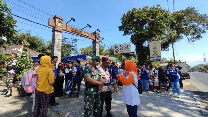 Rombongan Bhiksu Thudong Thailand Istirahat dan Dijamu di Mapolsek Pringsurat Temanggung