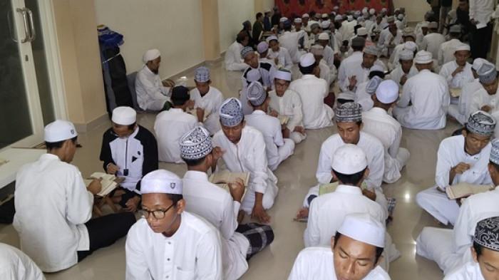 MENGAJI - Para santri di Pondok Pesantren Darul Ashom membaca Alquran dengan bahasa isyarat hijaiyah, Jumat (20/2/2026).