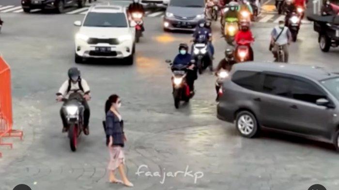 VIRAL! Perempuan Berniat Foto di Tugu Jogja, Malah Bikin Geram Para Pengendara