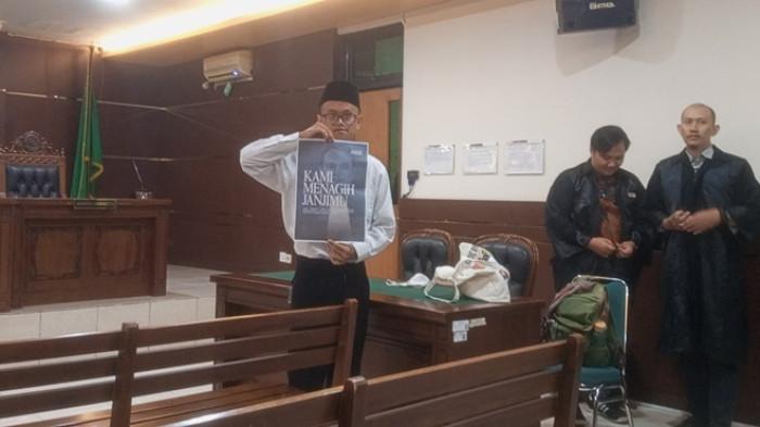 LANGSUNG BEBAS - Sidang aktivis Perdana Arie dengan agenda putusan di Pengadilan Negeri (PN) Sleman, Senin (23/2/2026). Perdana Arie divonis 5 Bulan dan 3 Hari, Langsung Bebas dari Tahanan.