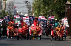 Tukang Becak dan Model Kampanyekan Solo Aman