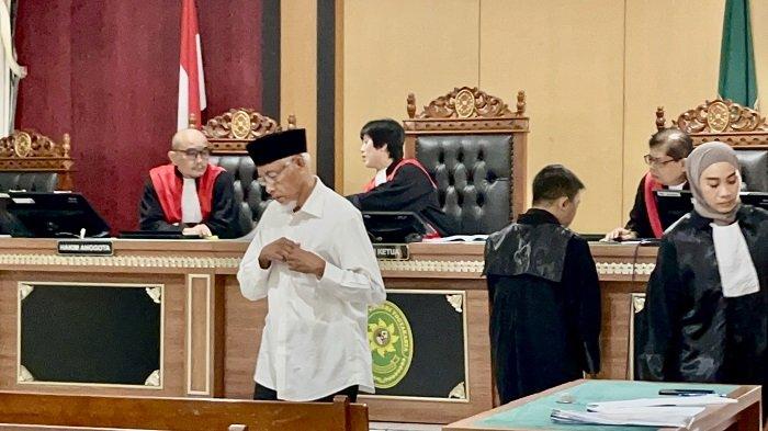 SIDANG KORUPSI: Bupati Sleman Sri Purnomo seusai menjalani persidangan di PN Tipikor Yogyakarta, Kamis (18/12/2025)