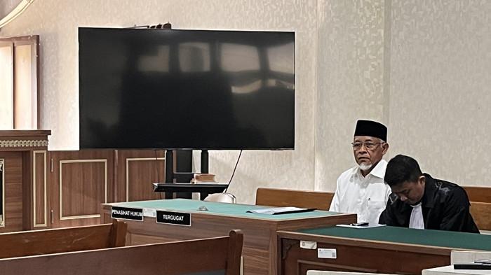 SIDANG - Mantan Bupati Sleman, Sri Purnomo, saat menantikan persidangan didampingi penasihat hukumnya, Kamis (18/12/2025)