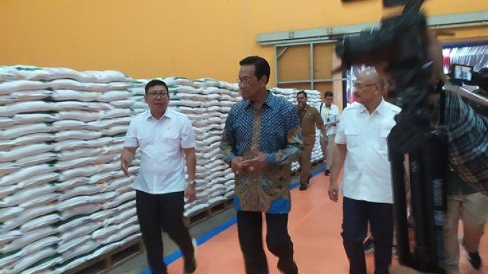 Gubernur DIY Sri Sultan Hamengku Buwono (HB) X saat mengunjungi Gudang Bulog di Kalurahan Purwomartani, Kalasan, Sleman. Kedatangan Ngarso Dalem ini dalam rangka mendampingi Presiden Jokowi untuk mengecek stok dan menyalurkan bantuan beras kepada masyarakat.