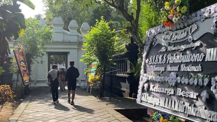 Jelang Prosesi Pemakaman Sri Susuhunan PB XIII, Masyarakat Mulai Padati Area Makam Raja-Raja Imogiri