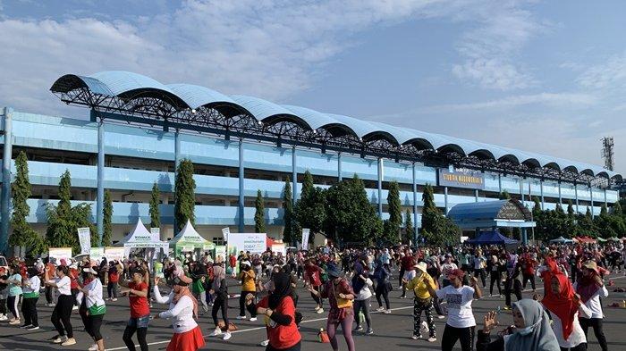 Ratusan Orang Meriahkan Senam Massal Komix Herbal Sambut HUT ke-77 RI di Stadion Maguwoharjo Sleman