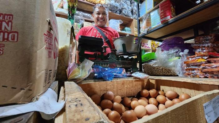 HARGA NAIK - Subur, seorang pedagang telur di Pasar Beringharjo, Kota Yogyakarta, saat ditemui di kiosnya, Senin (20/10/2025). Harga telur di pasaran Kota Yogyakarta naik menjadi Rp30.000 per kilogram