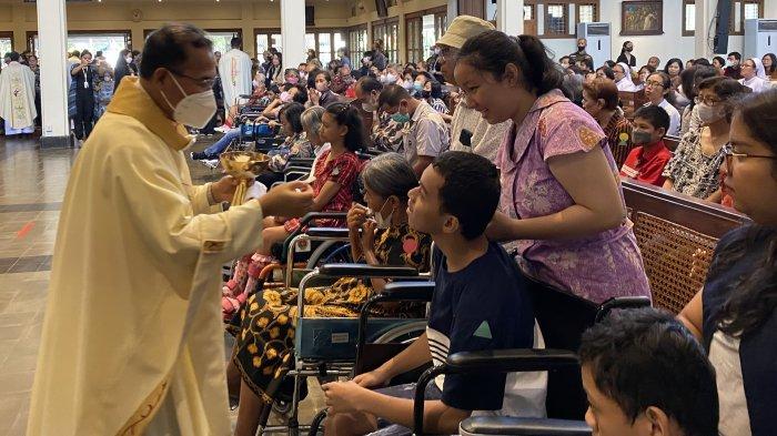 Suka Cita Para Penyandang Disabilitas Mendapat Berkat dari Uskup di Gereja Kotabaru