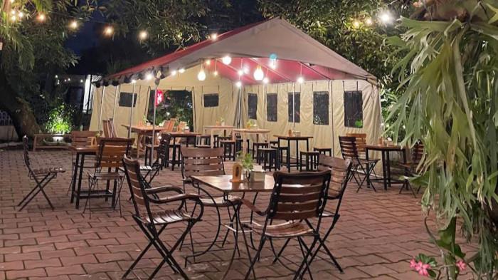 Area tempat duduk L'union Pizza.