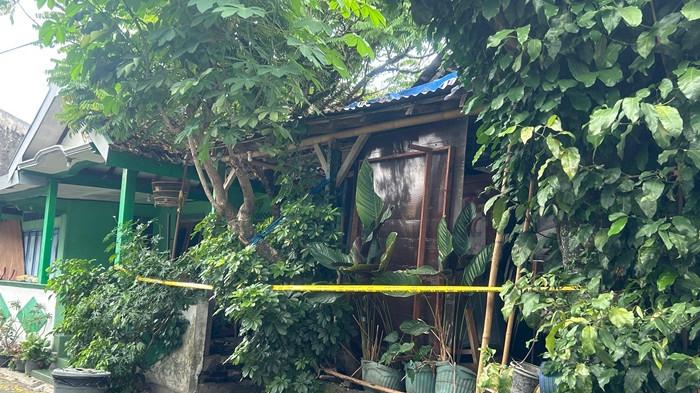 TEMUAN MAYAT - Polisi memasang police line di TKP penemuan mayat bersimbah darah di Wirobrajan, Yogyakarta, Senin (1/12/2025)