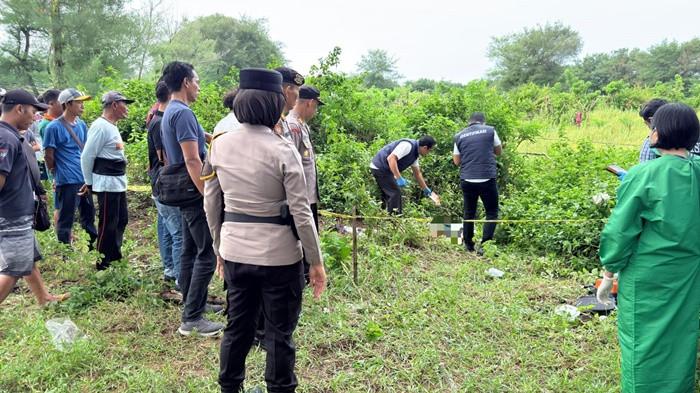 EVAKUASI - Polisi dan sejumlah pihak mengevakuasi jasad laki-laki yang ditemukan di Gumuk Pasir, Grogol IX, Kalurahan Parangtritis, Kapanewon Kretek, Kabupaten Bantul, Rabu (28/1/2026).