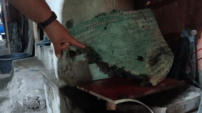 GOSONG - Sejumlah titik di rumah Agus Yani yang tiba-tiba terbakar di Kasuran, Seyegan, Sleman, Rabu (27/5/2026).