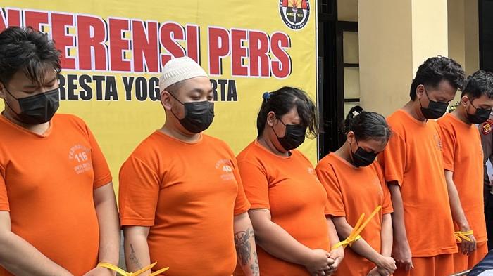TERSANGKA - Enam tersangka kasus love scaming di Sleman ditahan di Mapolresta Yogyakarta, Rabu (7/1/2026). Polisi telah menetapkan 6 orang sebagai tersangka