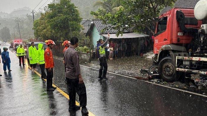 Tiga Orang Meninggal dalam Kecelakaan Maut Motor vs Truk Molen di Rongkop Gunungkidul