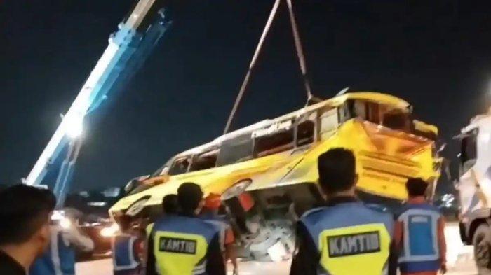 EVAKUASI BUS: Tangkapan layar video menunjukkan proses evakuasi bus yang mengalami kecelakaan di di Simpang Susun Exit Tol Krapyak Kota Semarang, Senin (22/12/2025) dini hari. Bus PO Cahaya Trans Jurusan Jakarta-Yogyakarta terbalik. Dari 34 penumpang bus yang menjadi korban, 15 orang dilaporkan meninggal akibat kecelakaan tersebut. (ISTIMEWA)