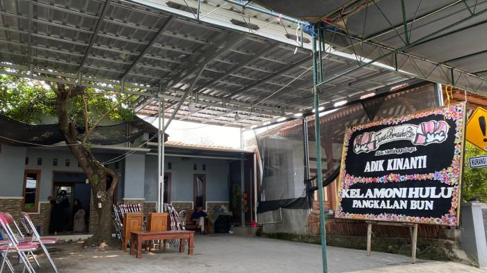 RUMAH DUKA: Satu karangan bunga duka cita terlihat berada di depan rumah duka bocah perempuan tertimpa kentongan, di RT 5, Padukuhan Pandeyan, Kalurahan Bangunharjo, Kapanewon Sewon, Kabupaten Bantul, DI Yogyakarta, Senin (20/10/2025).