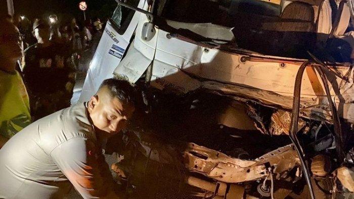 Truk Pengangkut Gula Gasak 3 Truk dan Motor yang Tengah Mengantre Tiket Masuk Tol Bakauheni, 1 Tewas