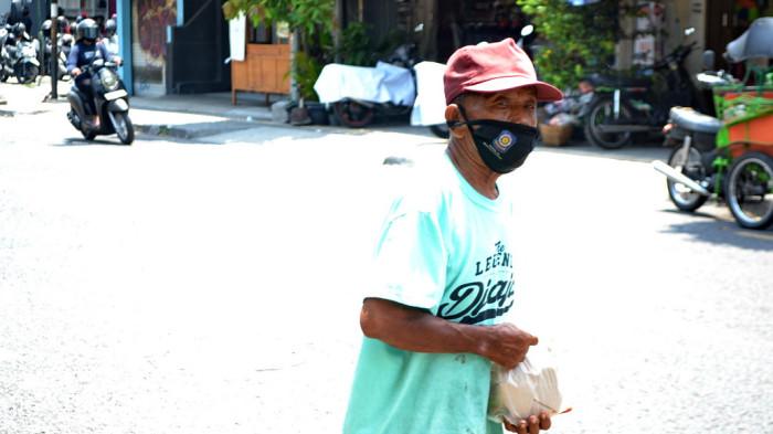 Tukang Becak Menerima Nasi Bungkus Gratis Sedekah Mben Jumat (SMJ)