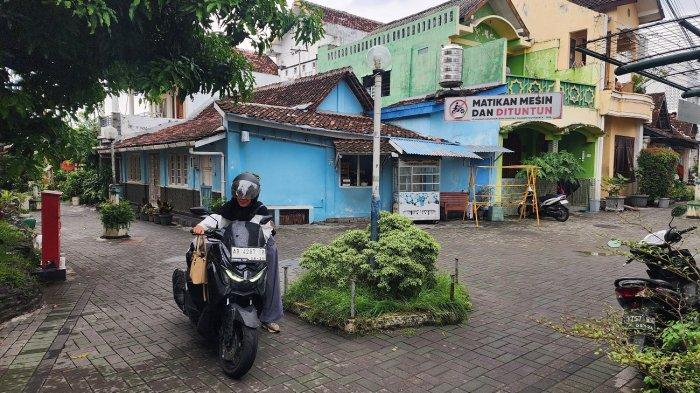 Warga Kampung Kauman, Kota Yogya, menuntun sepeda motor, sebagai konsistensi mematuhi aturan pedestrian penuh, Sabtu (1/11/25)