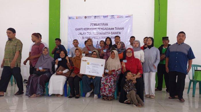 Sebanyak 23 ahli waris dari satu keluarga kompak mendatangi Balai Desa Candiretno, Kecamatan Secang, Kabupaten Magelang, untuk menerima uang ganti rugi (UGR) proyek Tol Jogja-Bawen pada Rabu (6/11/2025)