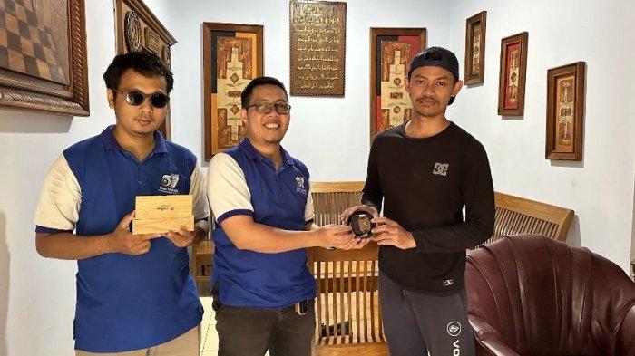 UNY Gelar Pemberdayaan Masyarakat di UMKM Jam Kayu