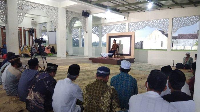 Menjadi Pribadi yang Solih Sekaligus Muslih