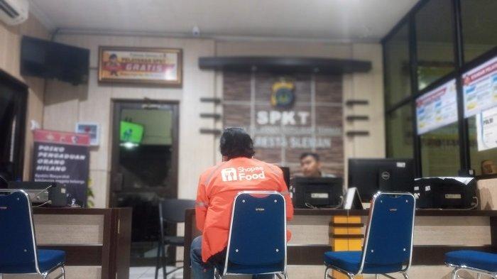 LAPOR: Korban MH saat membuat laporan polisi di SPKT Polresta Sleman, Senin (17/11/2025) malam