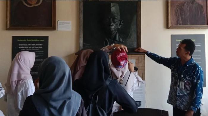 Agus saat sedang memandu pengunjung program 