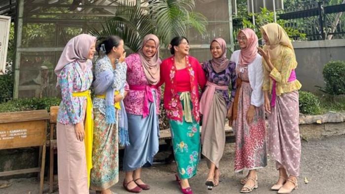 Wanita Indonesia Berkebaya