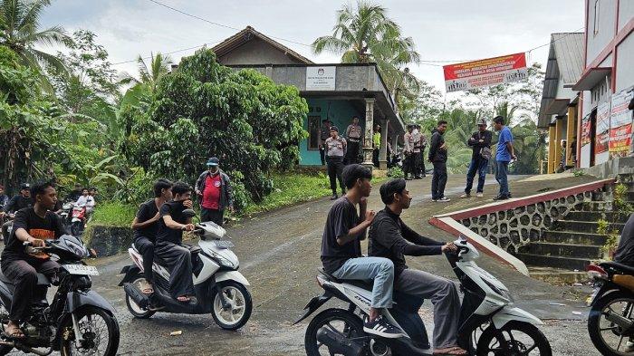 GEBER MOTOR: Ratusan warga Desa Wonogiri, Kecamatan Kajoran, Kabupaten Magelang, Jawa Tengah mendatangi kantor kepala desa sambil menggeber sepeda motor, tepat saat kegiatan Musyawarah Perencanaan Pembangunan Desa (Musrenbangdes) yang berlangsung, Kamis (13/11/2025) /