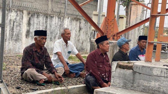 Warga Kretek Lakukan Tabur Bunga di Tower Kretek