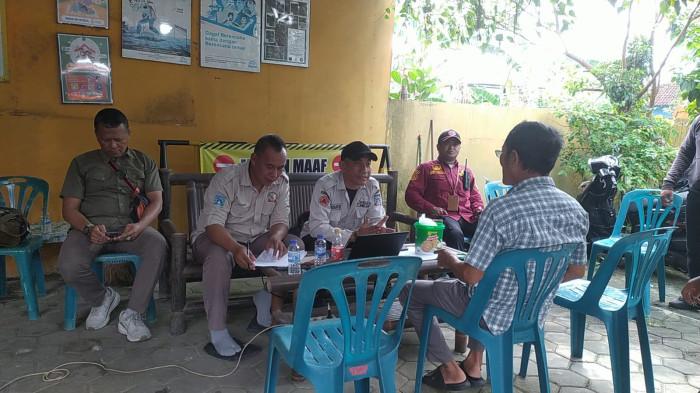 DUGAAN KERACUNAN - Sejumlah warga datang untuk memeriksakan kesehatan di posko darurat penanganan dugaan keracunan pangan di Toragan, Tlogoadi, Mlati, Kabupaten Sleman, Senin (4/5/2026).