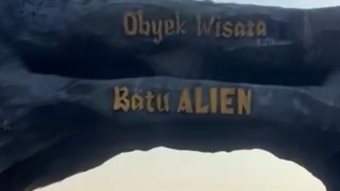 Wisata batu alien