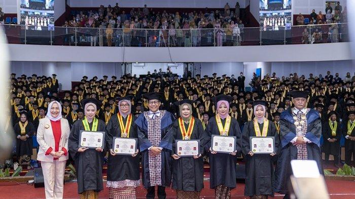 Tak Mau Kalah Bersaing dengan Generasi Muda, 384 Aparat Desa Kabupaten Bojonegoro Diwisuda di UNY