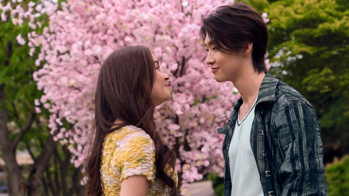 Penampilan Anna Cathcart sebagai Kitty Song Covey dan Sangheon Lee sebagai Min-Ho dalam serial original Netflix 