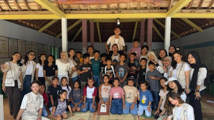 Relawan Youth Exceeding Program berfoto bersama anak-anak di Dusun Bantalwatu, Gunungkidul, DIY seusai kegiatan belajar. (Sumber: Arsip Komunitas YEP).