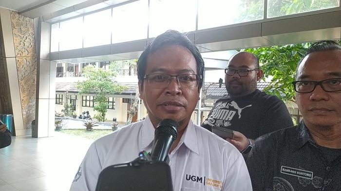 Dosen sekaligus Asisten Profesor Departemen Teknik Geologi UGM, Sarju Winardi (kacamata)
