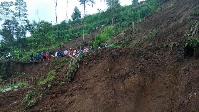 BREAKING NEWS: Longsor di Magelang, Satu Pengendara Sepeda Motor Ditemukan Meninggal Dunia