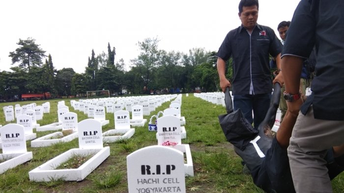 Pengusaha Selular DIY Gelar Aksi Teatrikal Terkait Peraturan Pembatasan 1 NIK untuk Daftar SIM Card