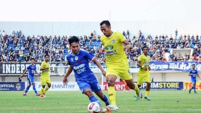 Witan Sulaiman (biru) ketika beraksi di PSIM Yogyakarta.