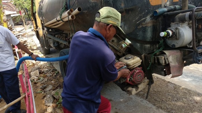Alami Kekeringan, Warga Dusun Ini Rela Jual Kambing Untuk Beli Air Bersih