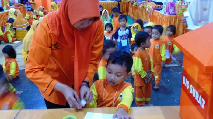 Ketika Anak TK Membuat Perangko Sendiri