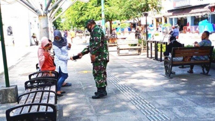Babinsa Kodim 0734/Yogyakarta Terjun Langsung Tertibkan Protokol Kesehatan di Malioboro