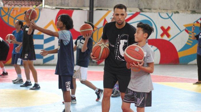 Bank BPD DIY Bima Perkasa Berbagi Trik Pemain NBA di Go The Extra Mile untuk Para Pebasket Muda