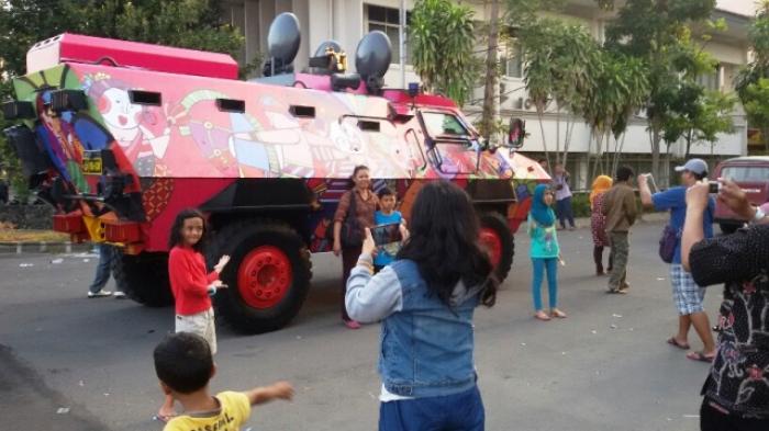 Pawai Meriah 'Edan-edanan' Resmi Buka Gelaran FKY ke-27