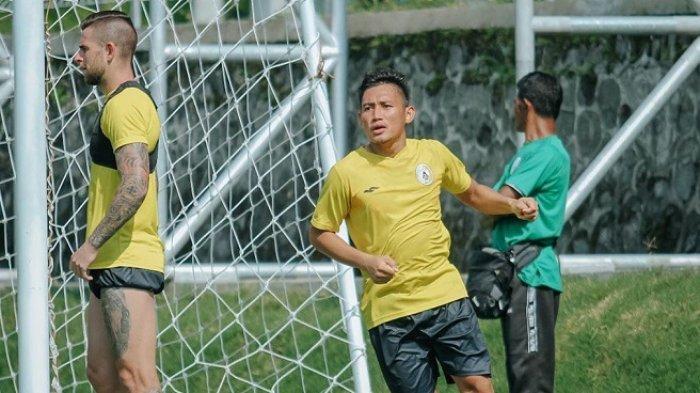 Bek PSS Sleman Derry Rachman Noor Coba Peruntungan di Bisnis Cloting
