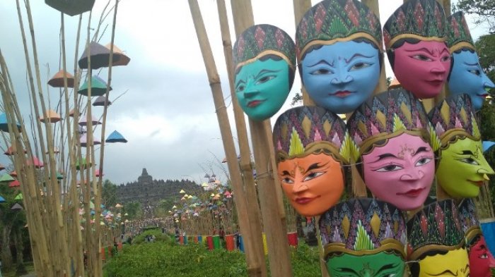 Berhiaskan Topeng dan Bambu, Semarak Candi Borobudur Sambut Wisatawan Saat Libur Lebaran